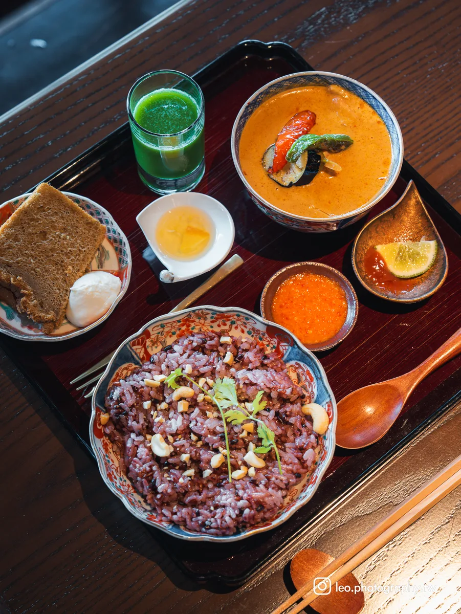 紅咖哩、腰果紫米飯、現打青蔬汁，絲路的香料構成了一份經典的世世午餐。