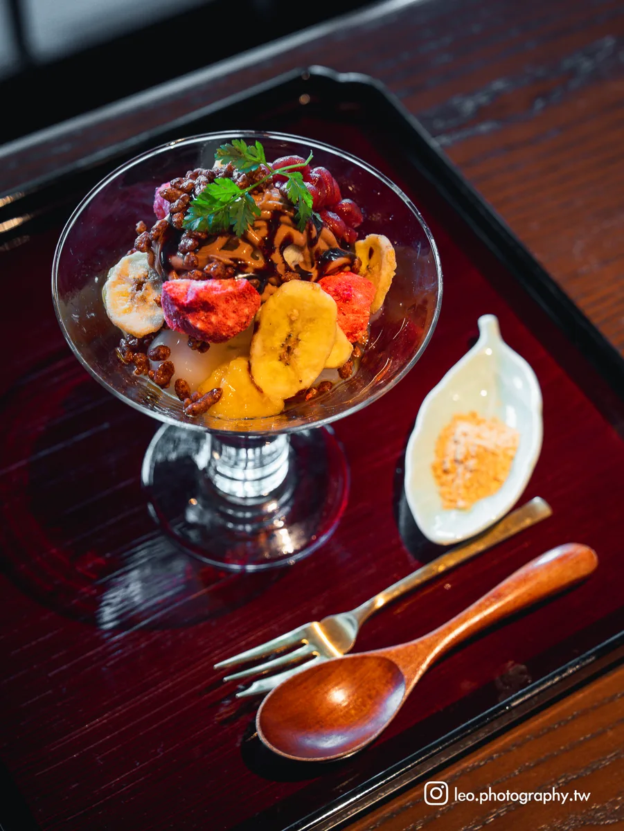 招牌甜點加加阿餡蜜，撒上了奈良特產「大和鐵砲大豆」磨成的黃豆粉。