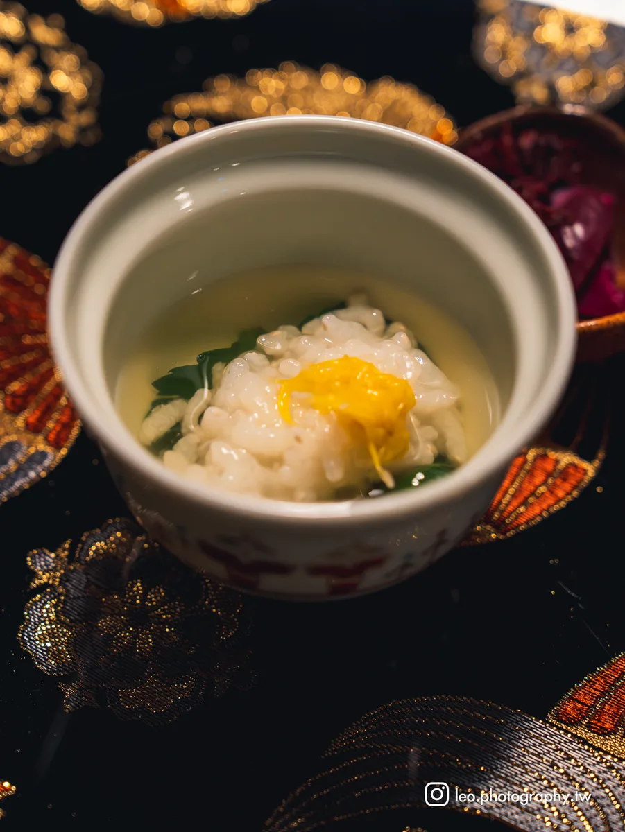 開場的菊花茶粥，茶湯清香裡帶著一點菊花的微苦。