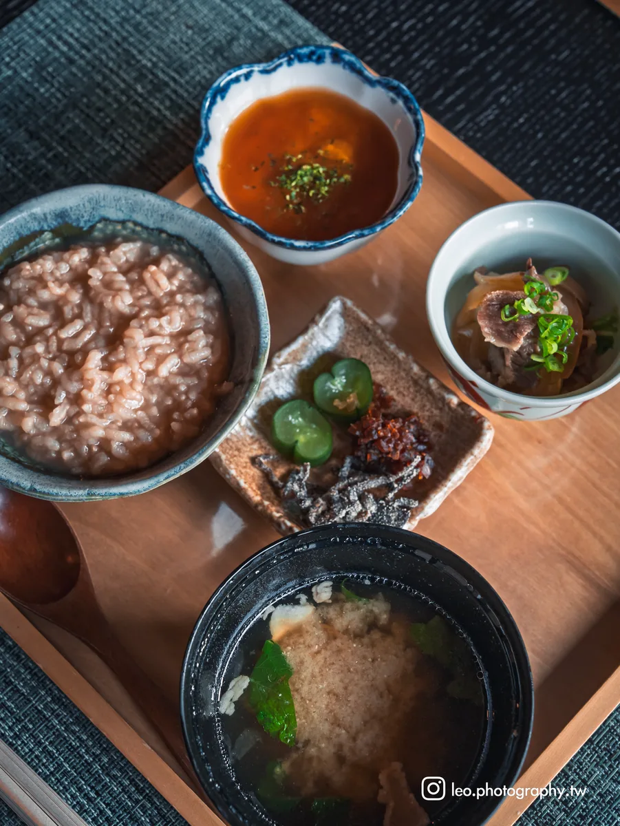 米飯可以選白飯或茶粥，特色茶粥帶著溫和茶香。