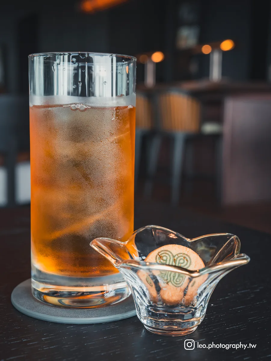 專案附贈的飲品券,可以在酒吧兌換,一旁的餅乾上還印有酒店的Logo圖案。