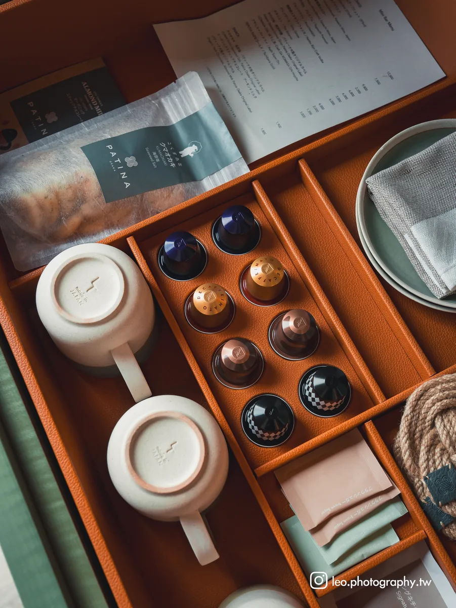 Minibar 抽屜,備品的配色與 Patina Logo 形狀的杯墊都很有特色。