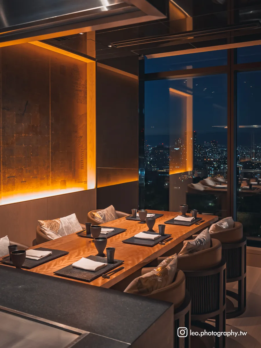 餐廳轉角的包廂,可以獨享夜裡的大阪城景。